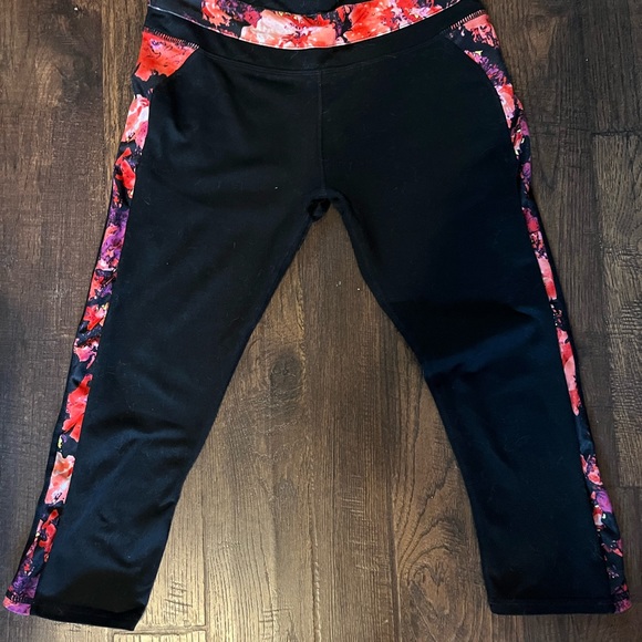 Bundle of six (6) pairs of Fabletics capri leggings! - Picture 3 of 9